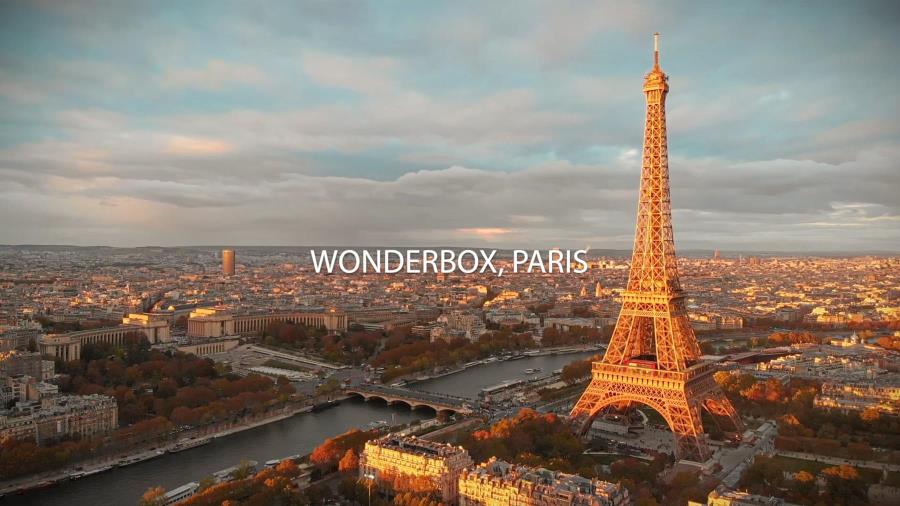 ASUS Business équipe Wonderbox à Paris avec l’ExpertBook B5 – Vue de la Tour Eiffel au coucher du soleil.