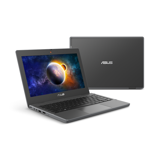 Dos notebooks de la serie BR de ASUS están colocados sobre una superficie plana. El que está en primer plano se muestra abierto, con una escena planetaria en su pantalla mientras. El del fondo está cerrado, mostrando su tapa gris oscuro.