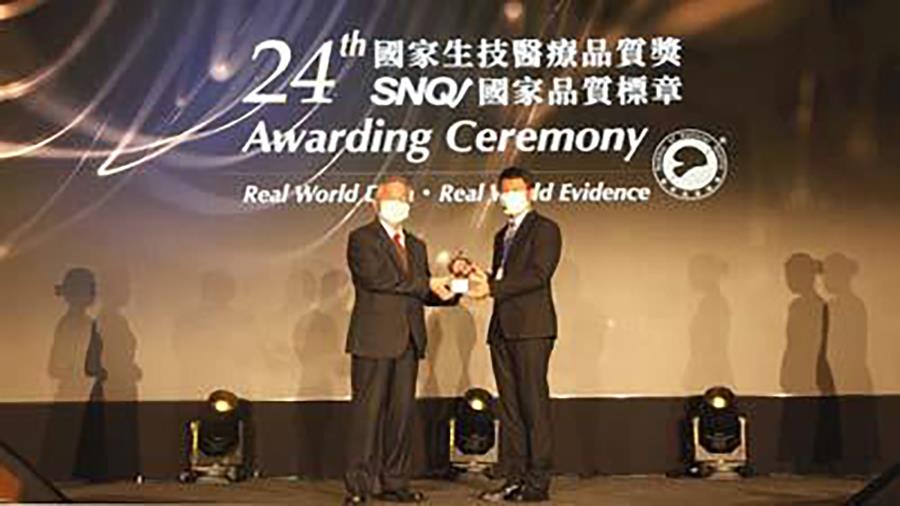 手持式超音波醫療解決方案與人工智慧內視鏡病灶偵測系統(EndoAim)獲國家品質標章，並且以手持式超音波醫療解決方案、ASUS VivoWatch 5智慧健康錶獲頒「2021 SNQ國家生技醫療品質獎」及「第18屆國家新創獎-企業新創獎」。華碩全球副總裁張權德表示：「智慧醫療是華碩近年發展重點，整合從端到雲，包含健康穿戴與行動診斷裝置、人工智慧、雲端平台與物聯網技術等多項技術優勢，與國內外各大醫療院所及專業機構合作，擴大智慧醫療先進應用，研發全人照護的科技解決方案。」